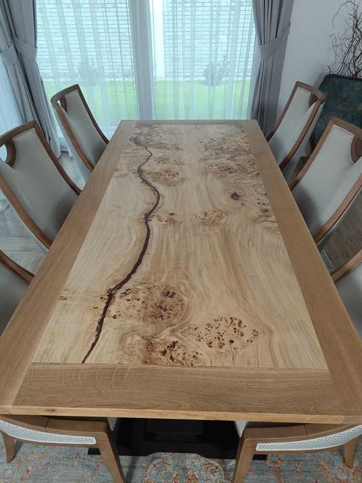 Дубовый стол . Монолитная столешница из капа тополя в дубовой раме.