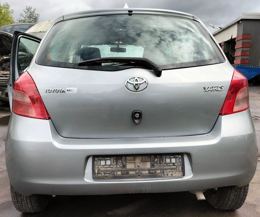 KLAPA BAGAŻNIKA SZYBA TYŁ TYLNA TOYOTA YARIS II 1.3 VVTI KOD 1F8