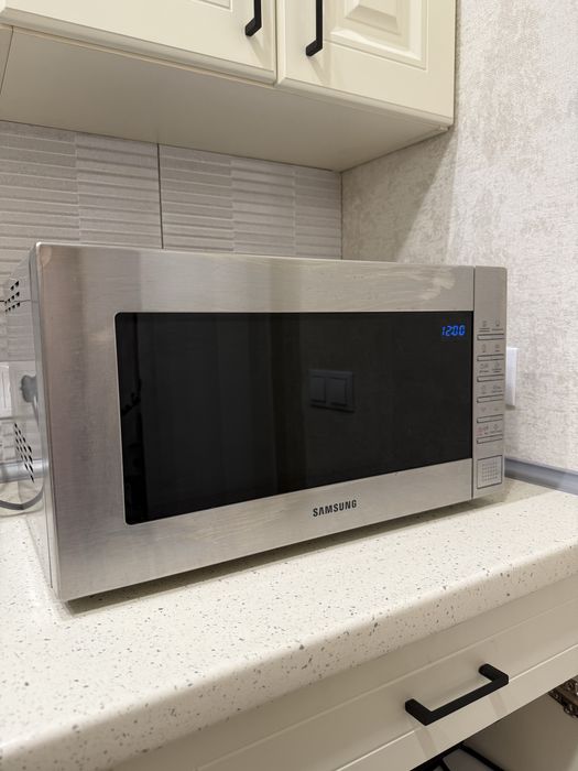 Мікрохвильова піч SAMSUNG модель: GE88SUT