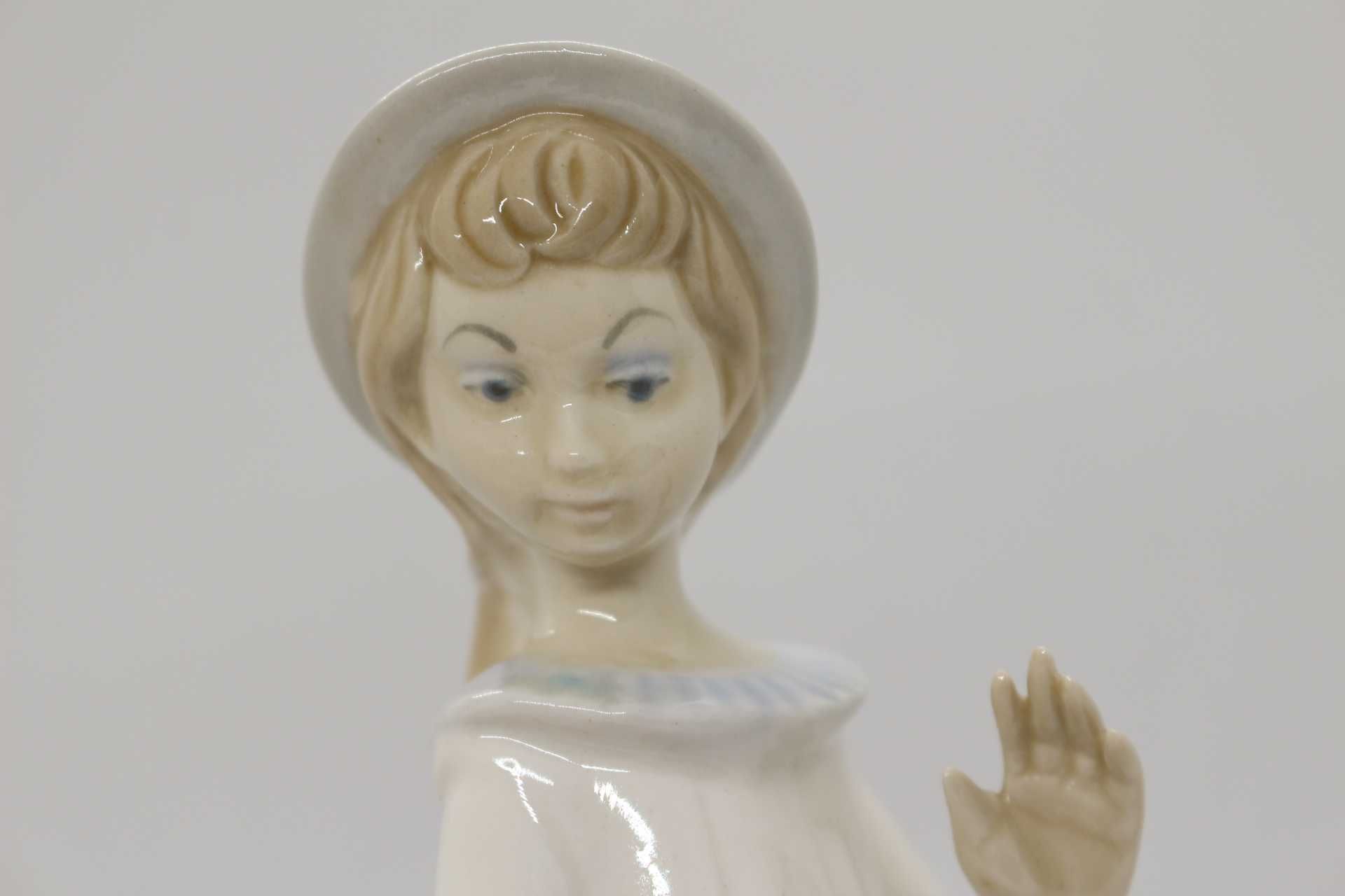 Estatueta de donzela em Porcelana vidrada Linha nao Lladró 25 cm A