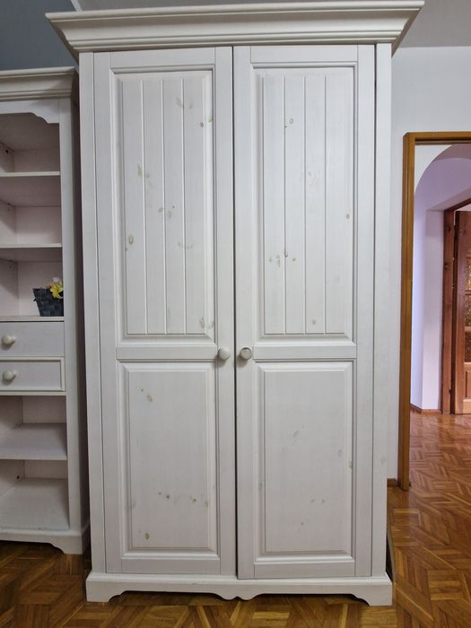 Meble dla dziewczynki: szafa, komoda, regal i nakaslik