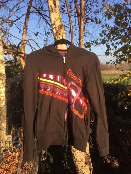 Czarna bluza Reebok z napisami i nadrukami bawełniana sportowa