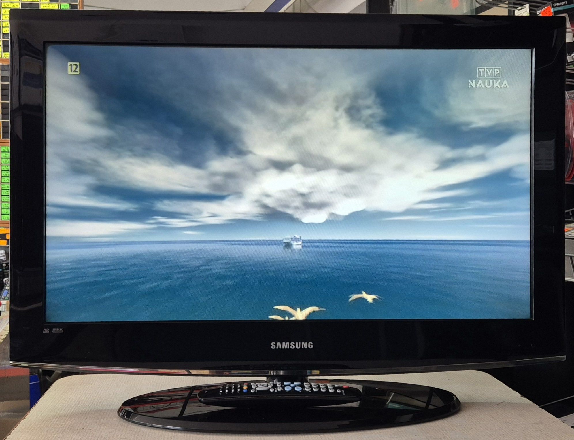 Telewizor LCD Samsung 32cale z pilotem super stan
