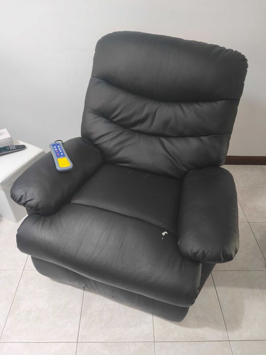2 Poltronas com massagem e apoio de pernas
