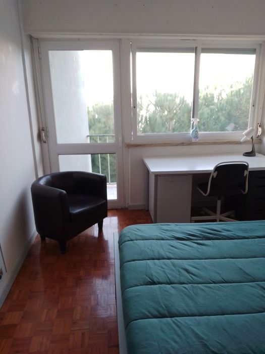 Quarto para TRABALHADORA perto da estação de Queluz