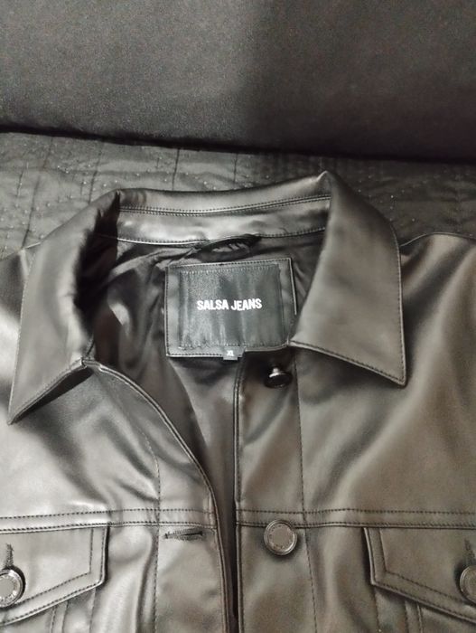 Casaco efeito pele salsa