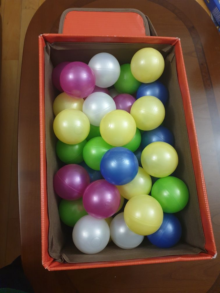 Набор разноцветных шариков.