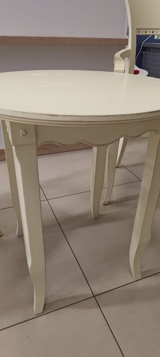 Stylowy stolik z dwoma krzesłami.