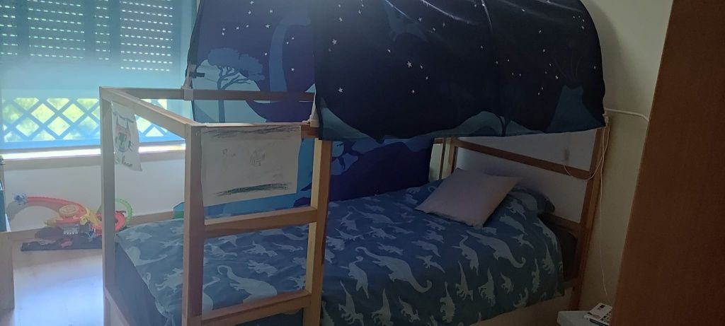 Vendo cama criança como nova.