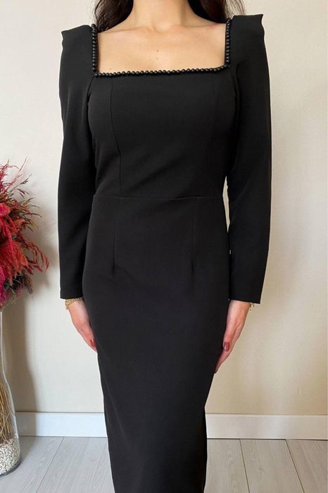 Чорна сукня-футляр