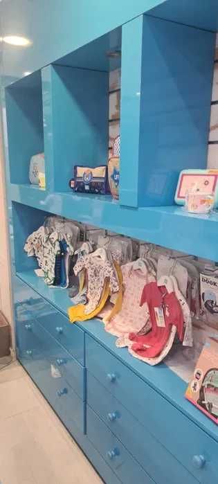 Armário em madeira lacada para comércio