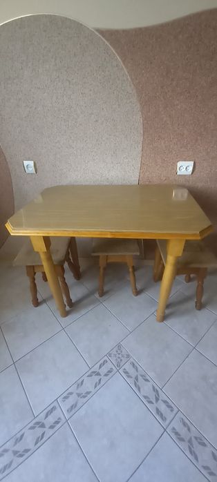Стіл і 4 табуретки