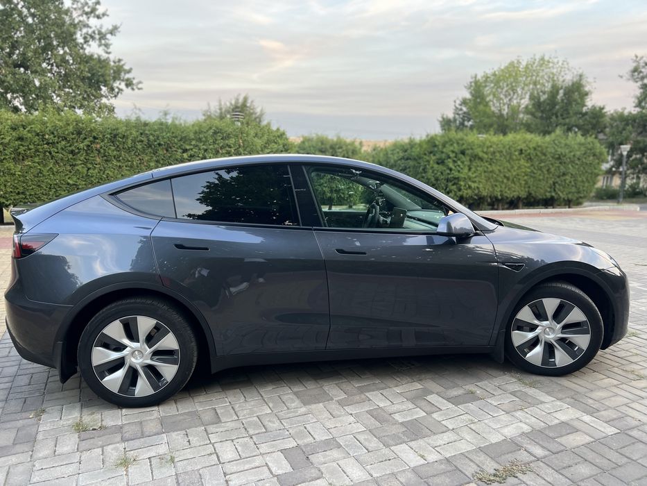 Tesla Y  Long Range Dual Motor