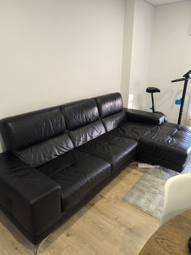 Sofá com chaise long em pele de excelente qualidade