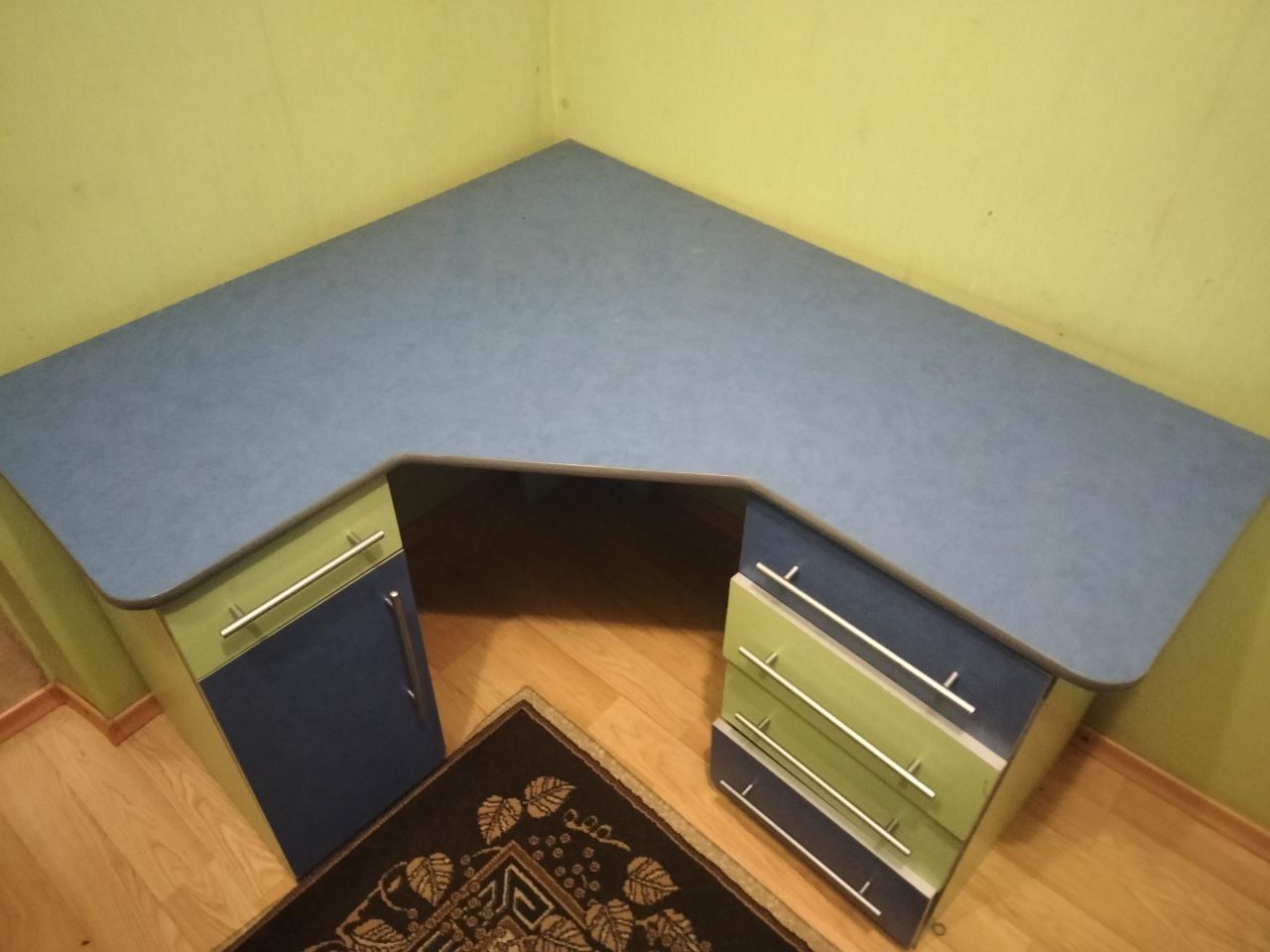Меблі у спальню шафа-купе, комод, стіл писимовий