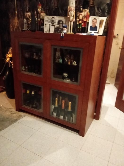 Vitrine estilo moderno em cerejeira  urgentes