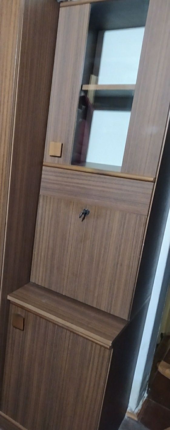 Meble pojemne; zestaw szafki witryna biblioteczka