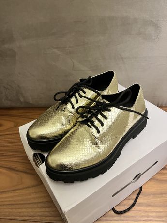 Sapatos Aldo dourados tamanho 37 pequeno