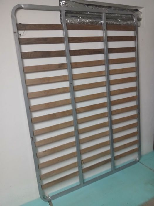 Estrado em ferro e msdeira mede 1.90 x1.40