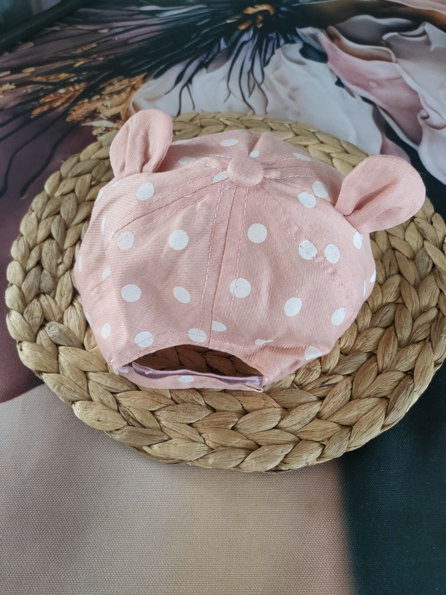 Czapka dziecięca z uszkami, w różowym kolorze w białe groszki.