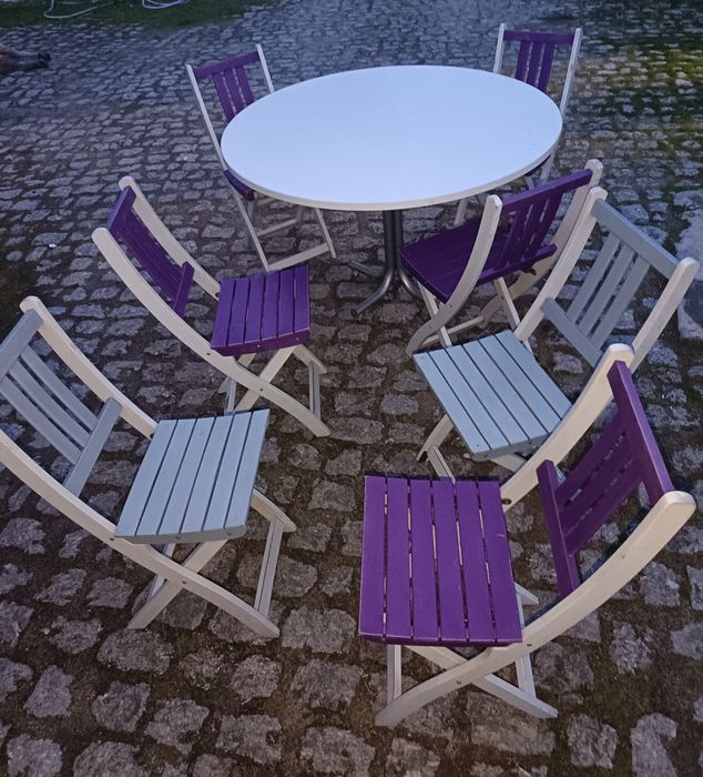 Mesa redonda e cadeiras dobráveis