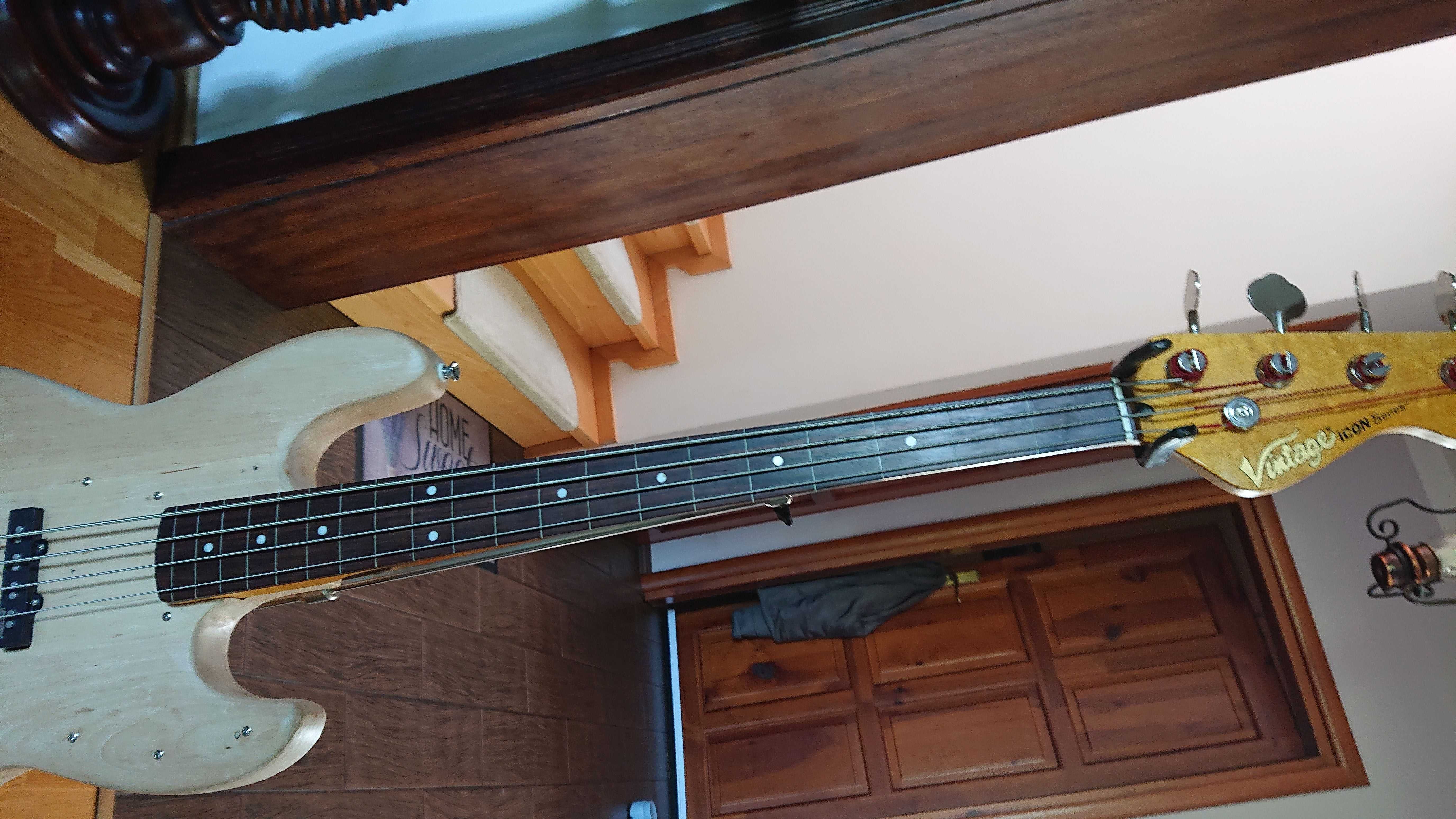 Gitara basowa fretless Vintage