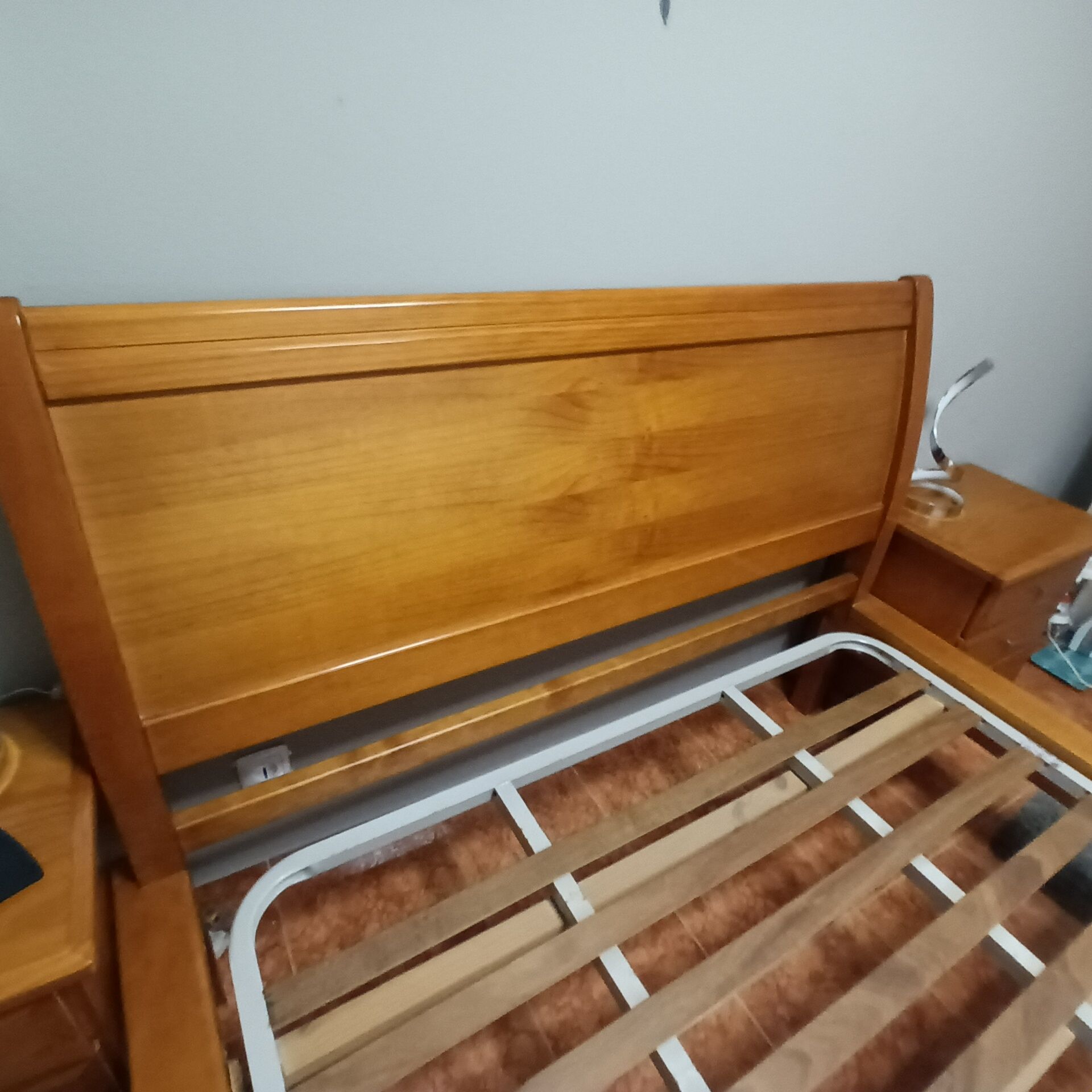 Vendo cama casal grande, com colchão