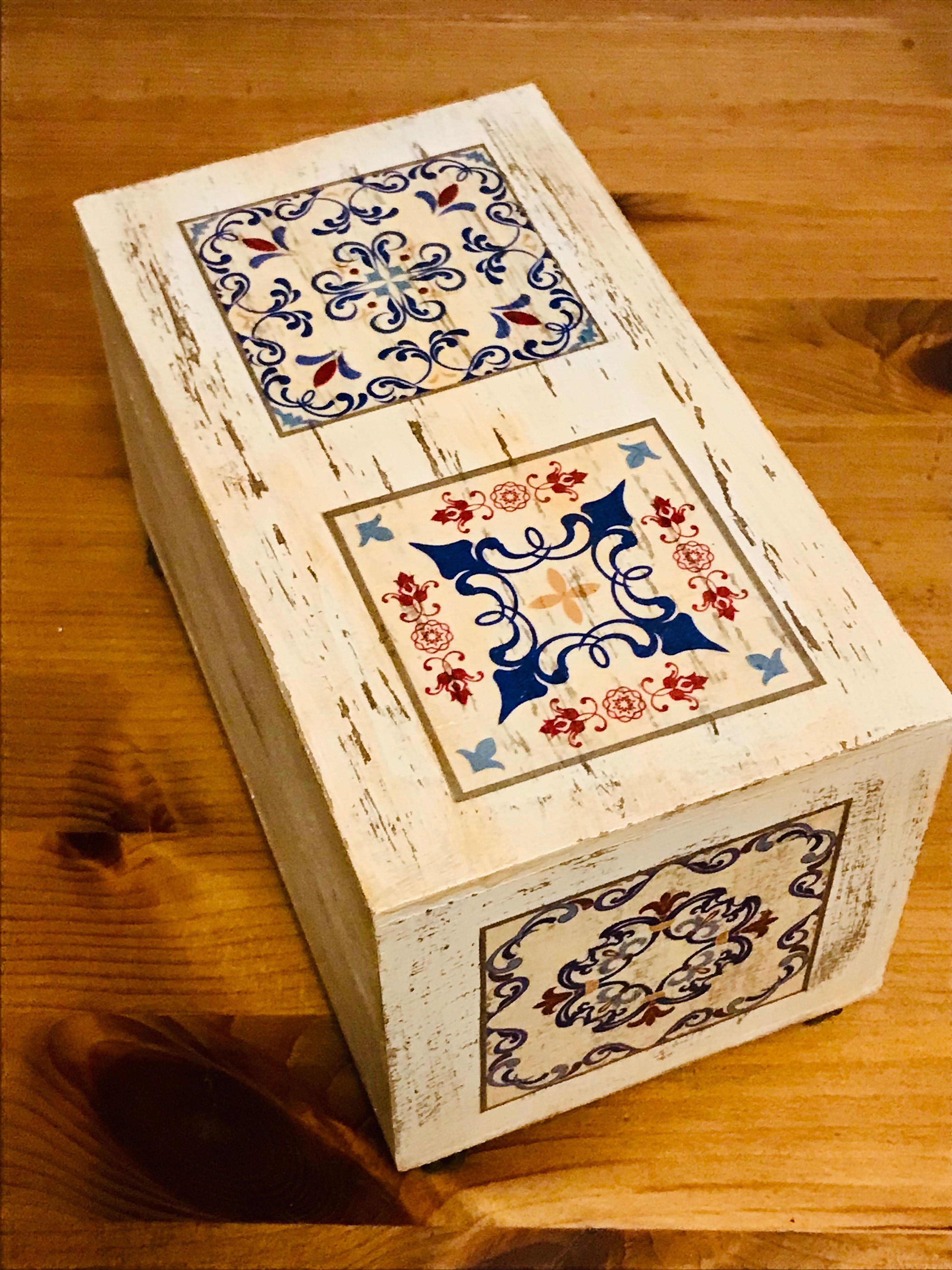 Komódka z szufladkami Azulejos na nóżkach