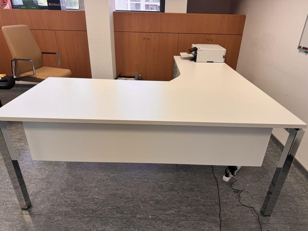Secretaria com painel frontal