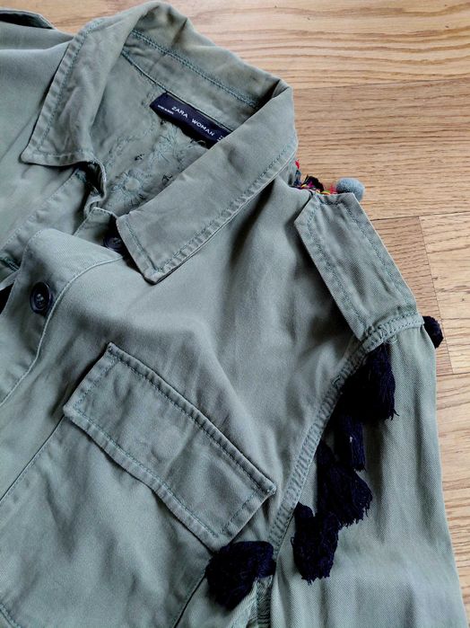 Lekka kurteczka z cekinami i zdobieniami