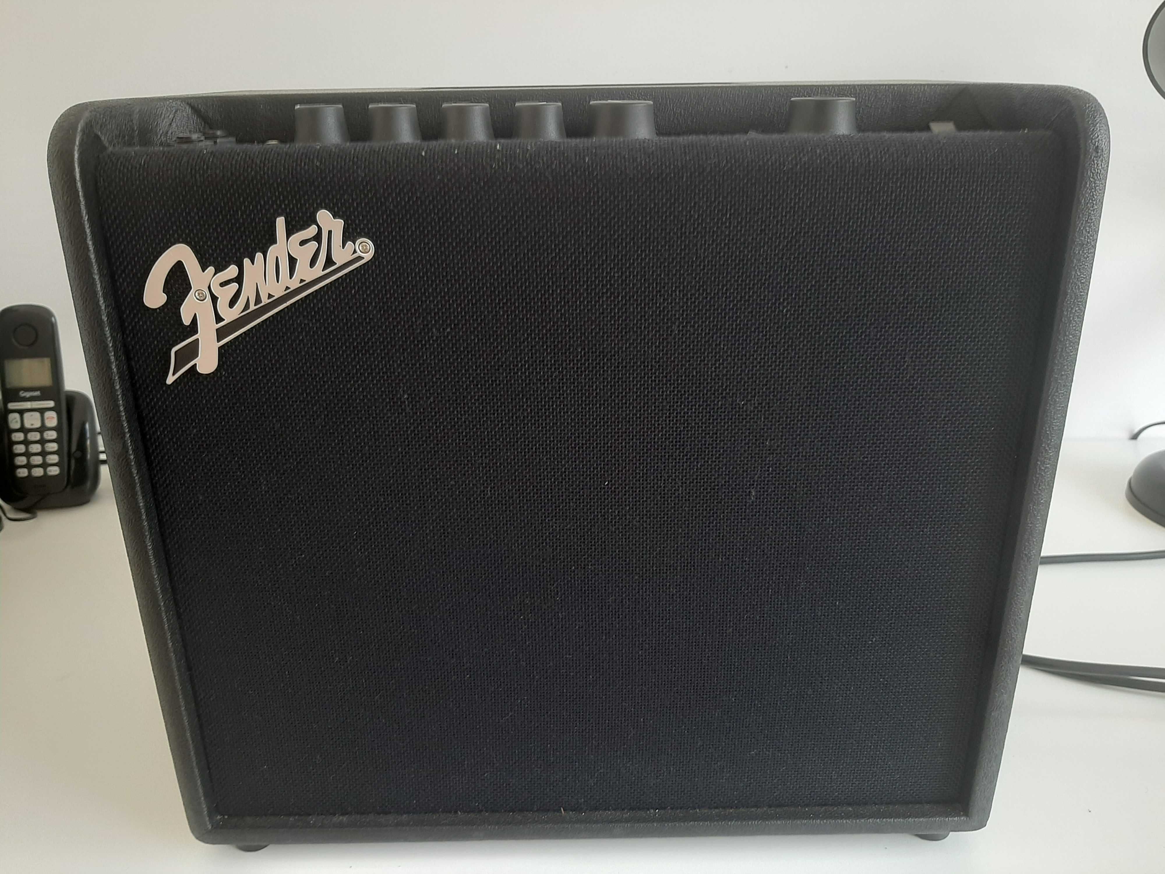 Guitarra Fender versão comemorativa dos 40 anos com amplificador