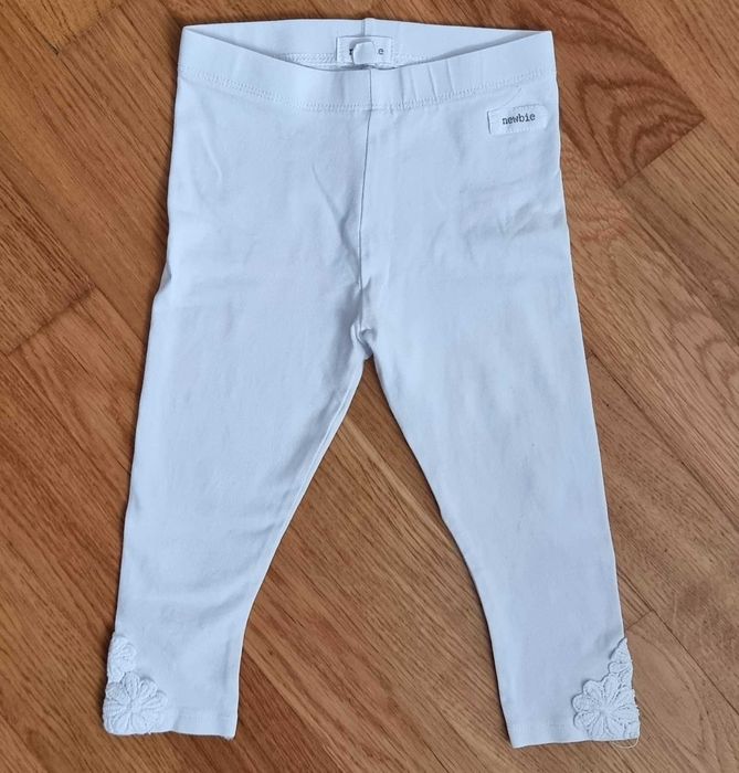 Białe legginsy Newbie haftowane