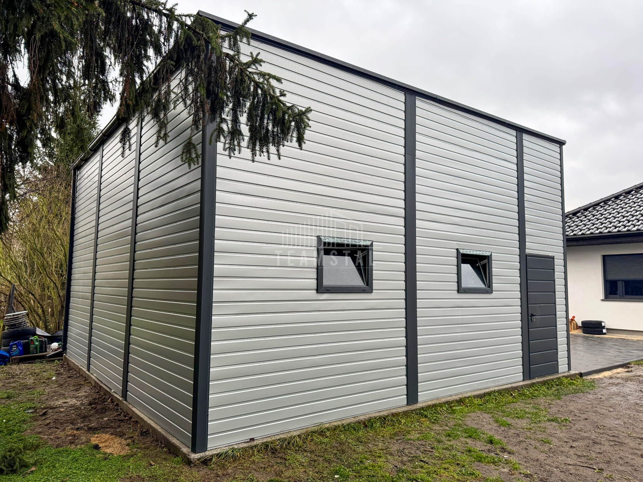 Hala blaszana Magazyn 7x8m 2x Brama 4x Okno Drzwi Rynny dach TS979