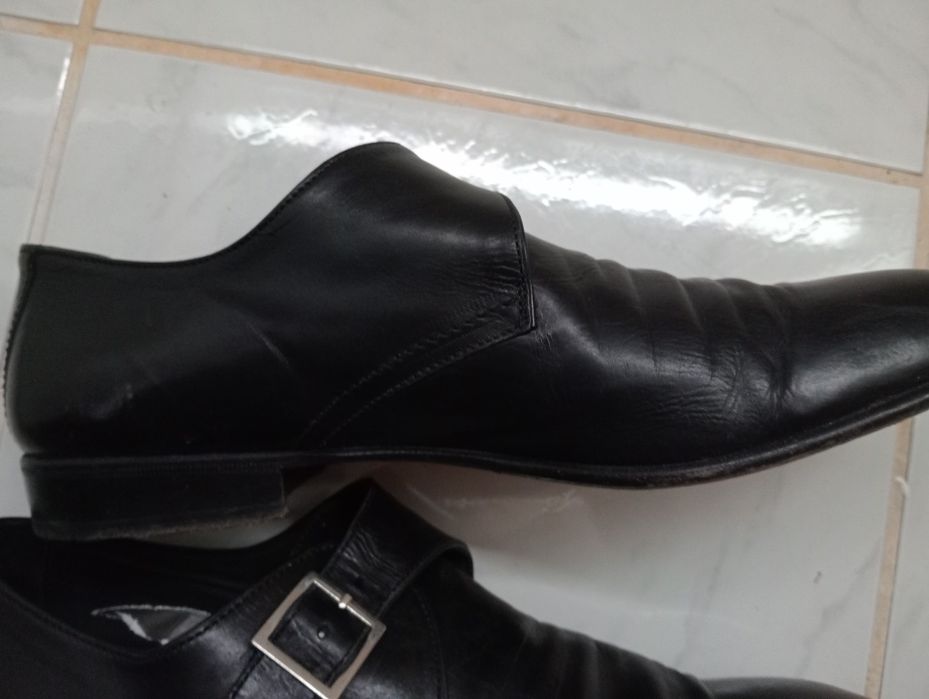 Sapatos em pele . impecáveis.43