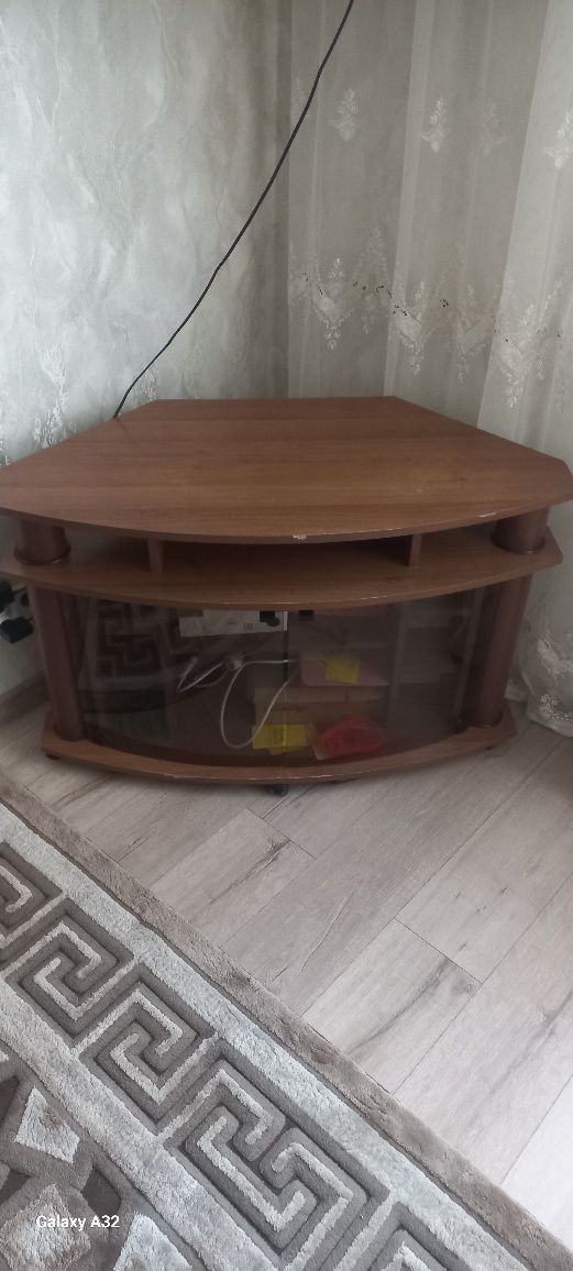 Продам тумбочку під телевізор.
