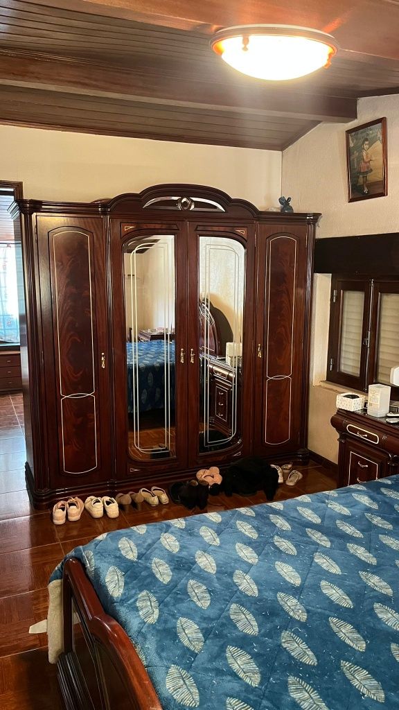 Quarto de casal em Mogno e raiz de Nogueira