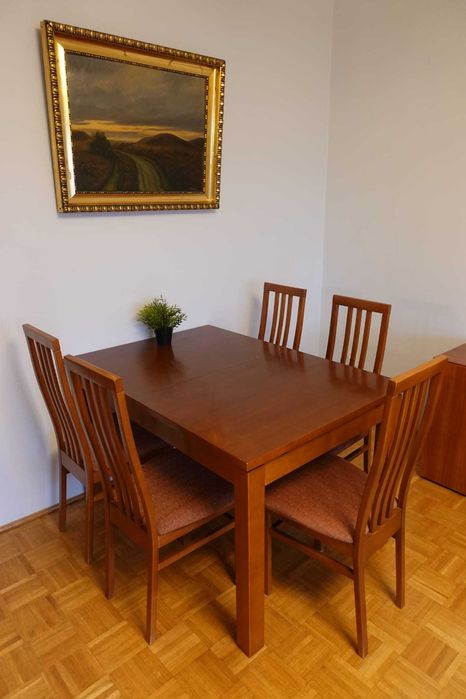 Stół z 4 krzesłami – klasyczny komplet do jadalni lub salonu
