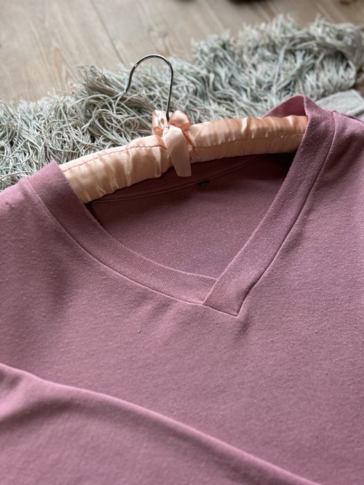 Sweter brudny róż z dekoltem V rozmiar L,XL