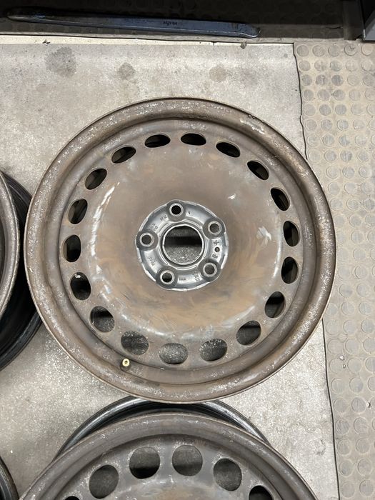 Felgi stalowe z kołpakami 6.5Jx16H2 ET42 5x112 VW Passat B5