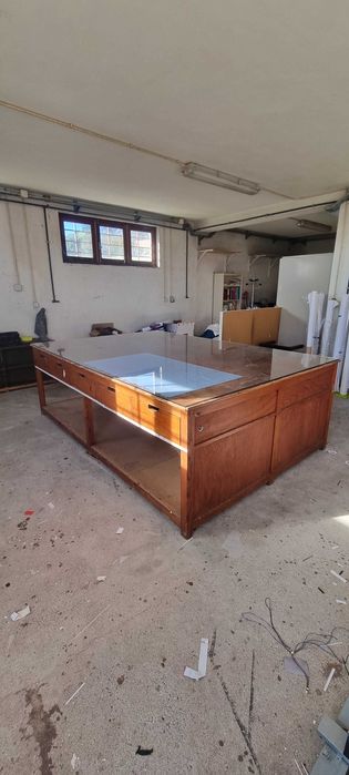 Mesa de acabamentos com tampo de vidro 180X270cm