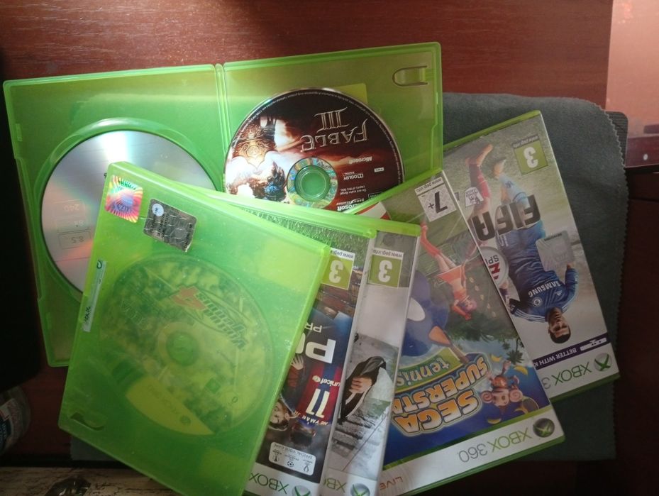 Продам Xbox 360 два джойстики