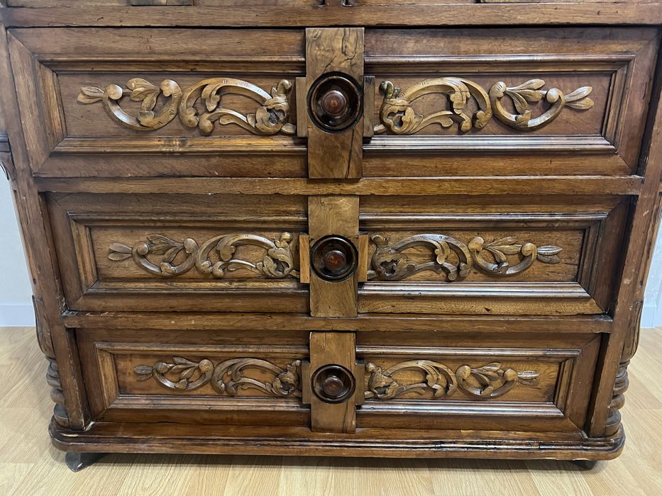 Дерев’яний комод ручної роботи, антикварний стиль
