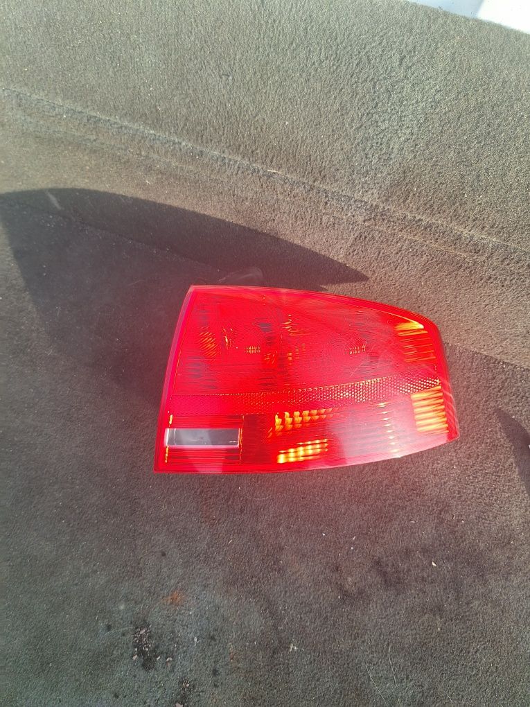 Lampa prawy tył Audi A4B7 sedan Eu.