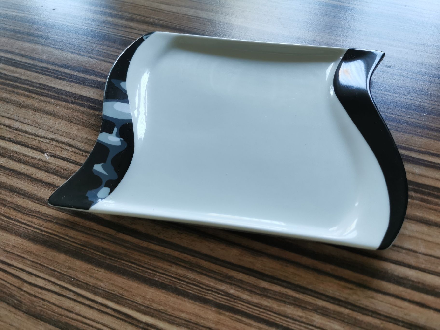Zestaw obiadow29el. (dla 6 osób) Kwadratowe, ceramiczne.
