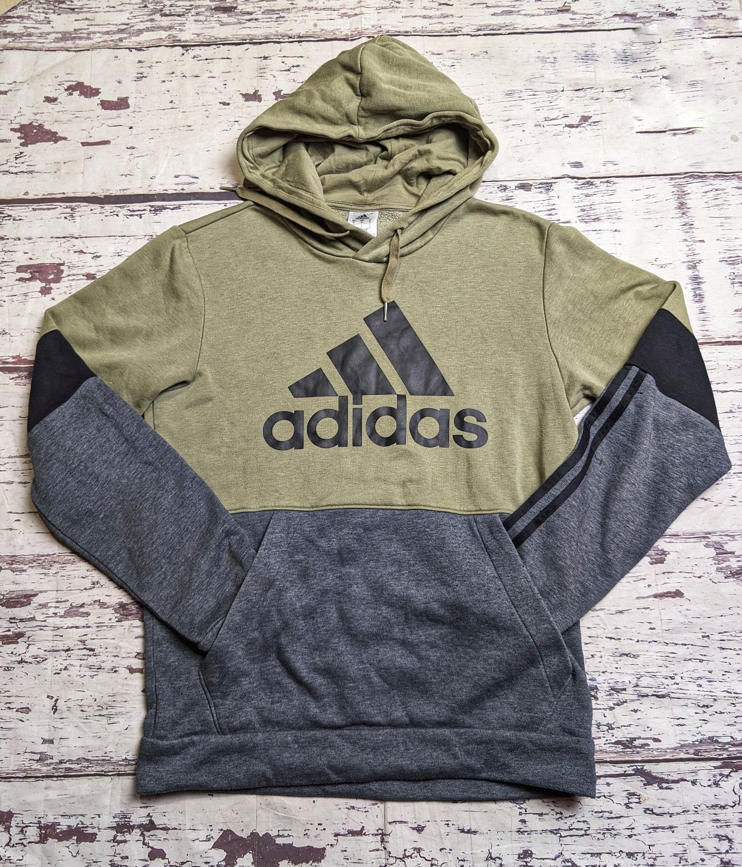 Oliwkowa bluza Adidas hoodie classic logo