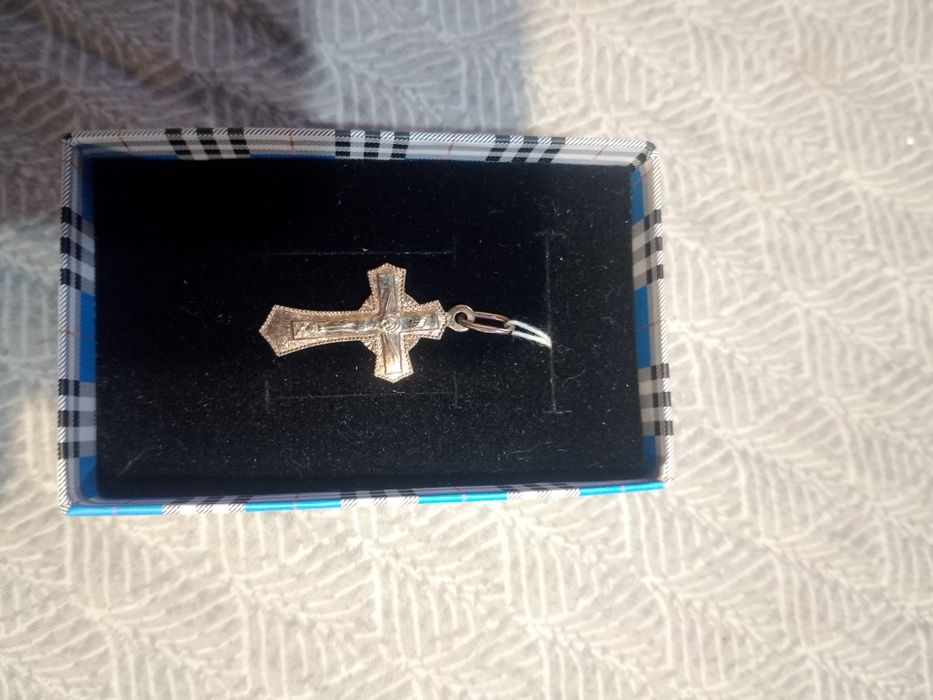 Срібний позолочений хрестик.