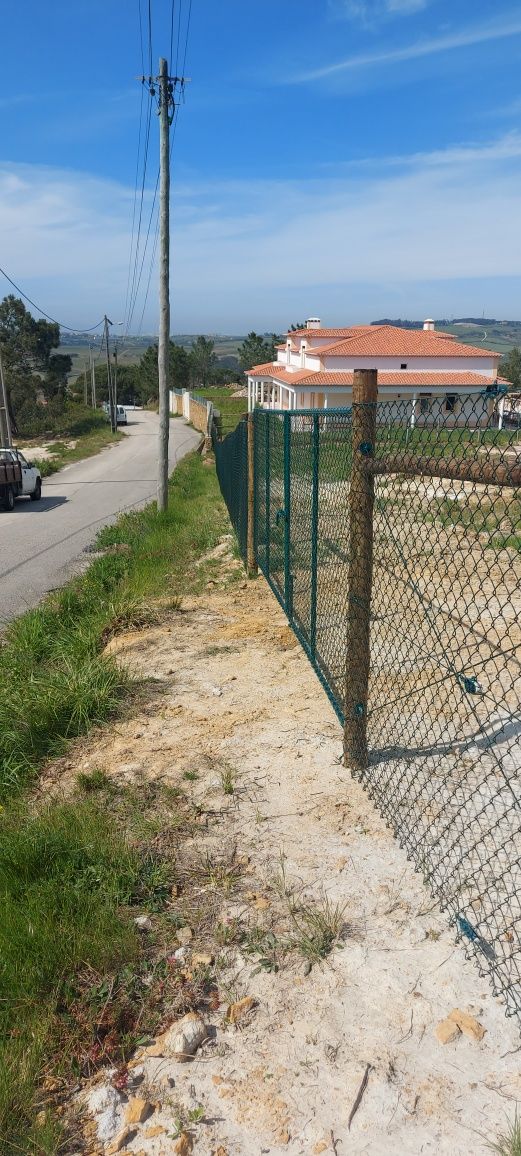 Vedações em madeira tratada e tubo