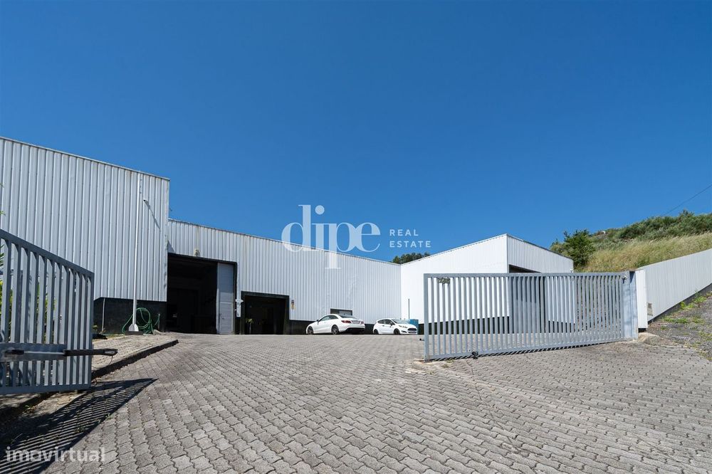 Armazém com escritórios totalmente mobilados