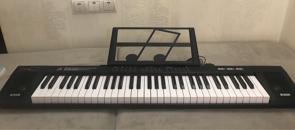 Синтезатор, цифрове піаніно Keys MQ 6150