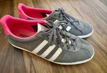 Сірі з рожевим замшеві Adidas Gazelle